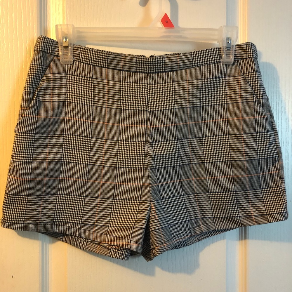 Cute back zip shorts